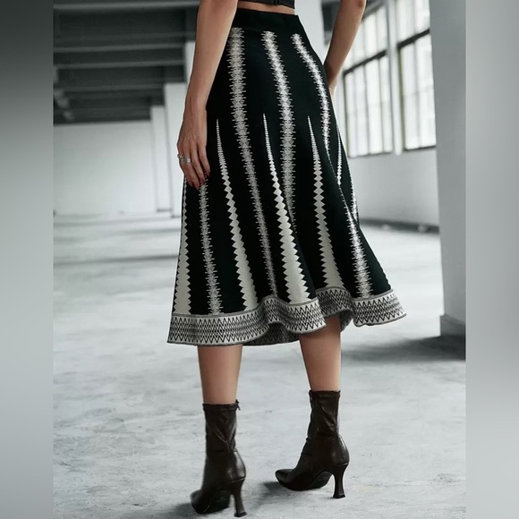 NEW Black and Tan Patterned Skirt - Picture 4 of 5